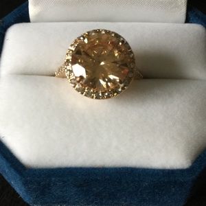 Gold tone fashion ring with rhinestones Sz 8